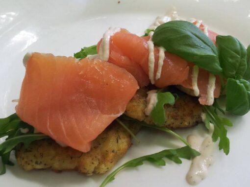 Erdäpfelpuffer mit gräuchertem Lachs