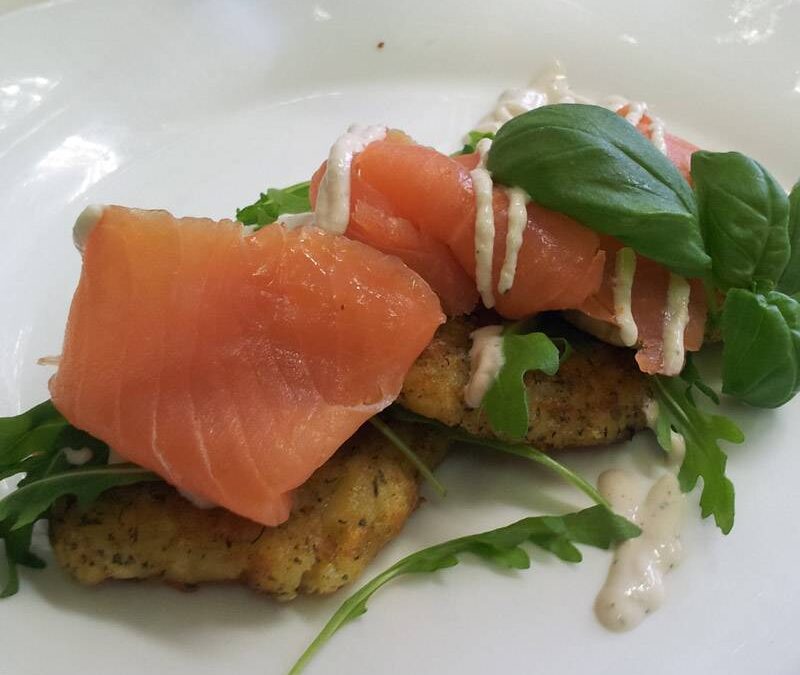 Erdäpfelpuffer mit gräuchertem Lachs