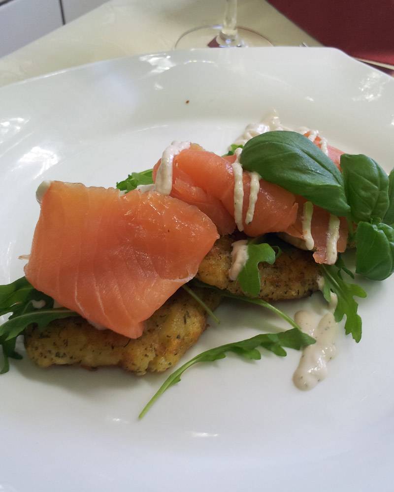 Erdäpfelpuffer mit gräuchertem Lachs