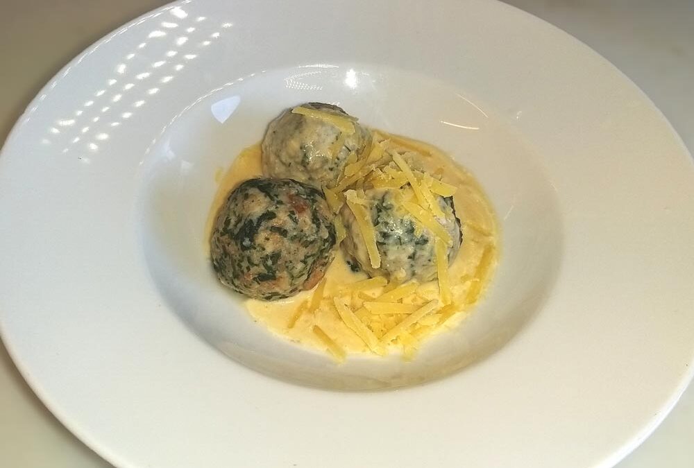 Spinatknödel mit Schafskäse auf Spargelragout