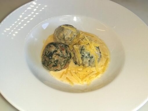 Spinatknödel mit Schafskäse auf Spargelragout