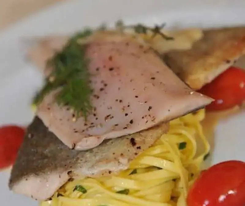Gegrillte Forelle auf feinen Basilikum -Tagliollini