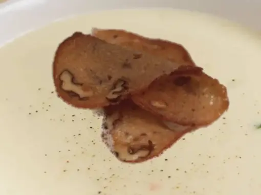 Riesingschaumsuppe mit Nussbrot-Cracker