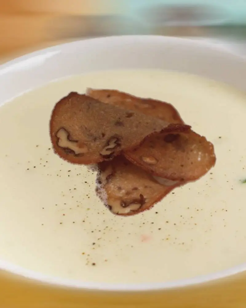 Riesingschaumsuppe mit Nussbrot-Cracker